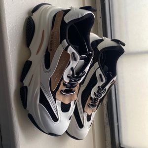 STEVE MADDEN- POSSESSION BLACK/TAN (1 USE)